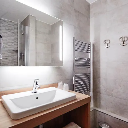 Kyriad Clermont Ferrand Nord - 리옴